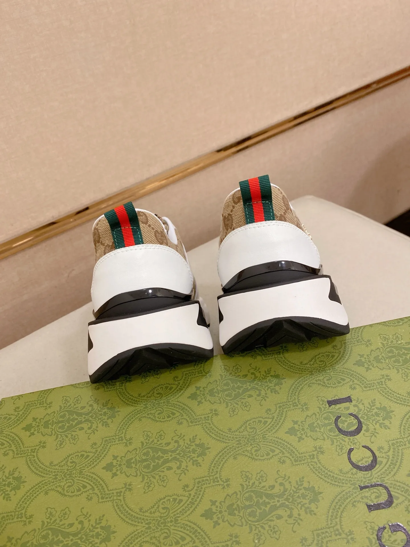 Factory price 462💰New GUCCI (Gucci) counters are launched simultaneously, new men's shoes, 😘fabrics are selected imported cowhide, lining: sheepskin lining. 👍🏿 High-end ☄️ air-cushion molded anti-slip rubber outsole, exquisite lines, simple and elegant, comfortable and high-end for leisure travel. Code number: 38 to 44 (45 can be customized and cannot be returned or exchanged)